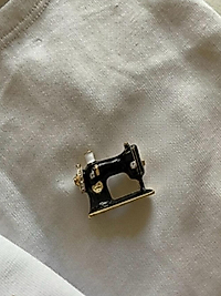 Siyah ve Gold Renk Dikiş Makinası Broş