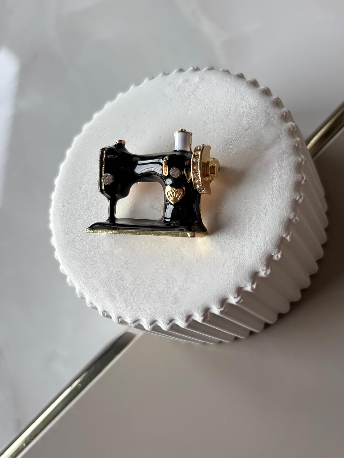 Siyah ve Gold Renk Dikiş Makinası Broş