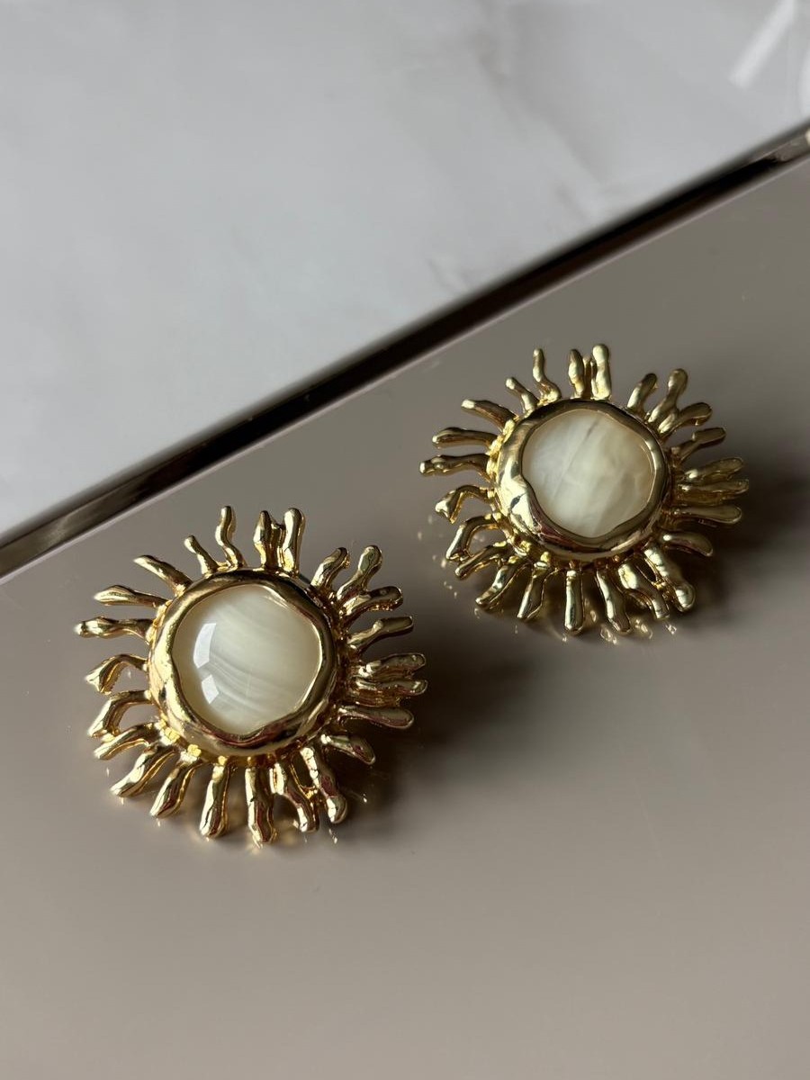 Sedef Taşlı Gold Renk Güneş Küpe