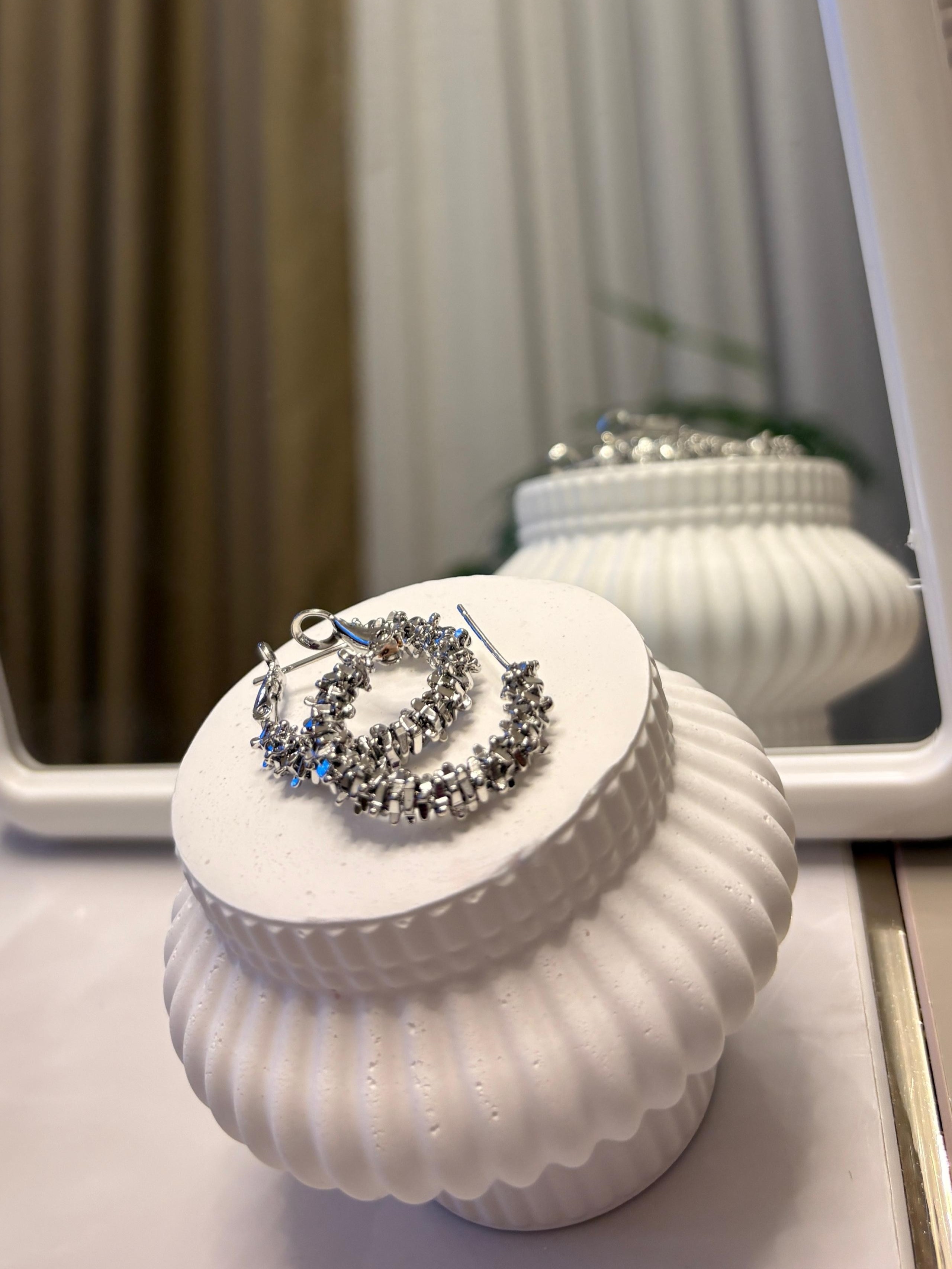 Modern Twist Dokulu Silver Küpe