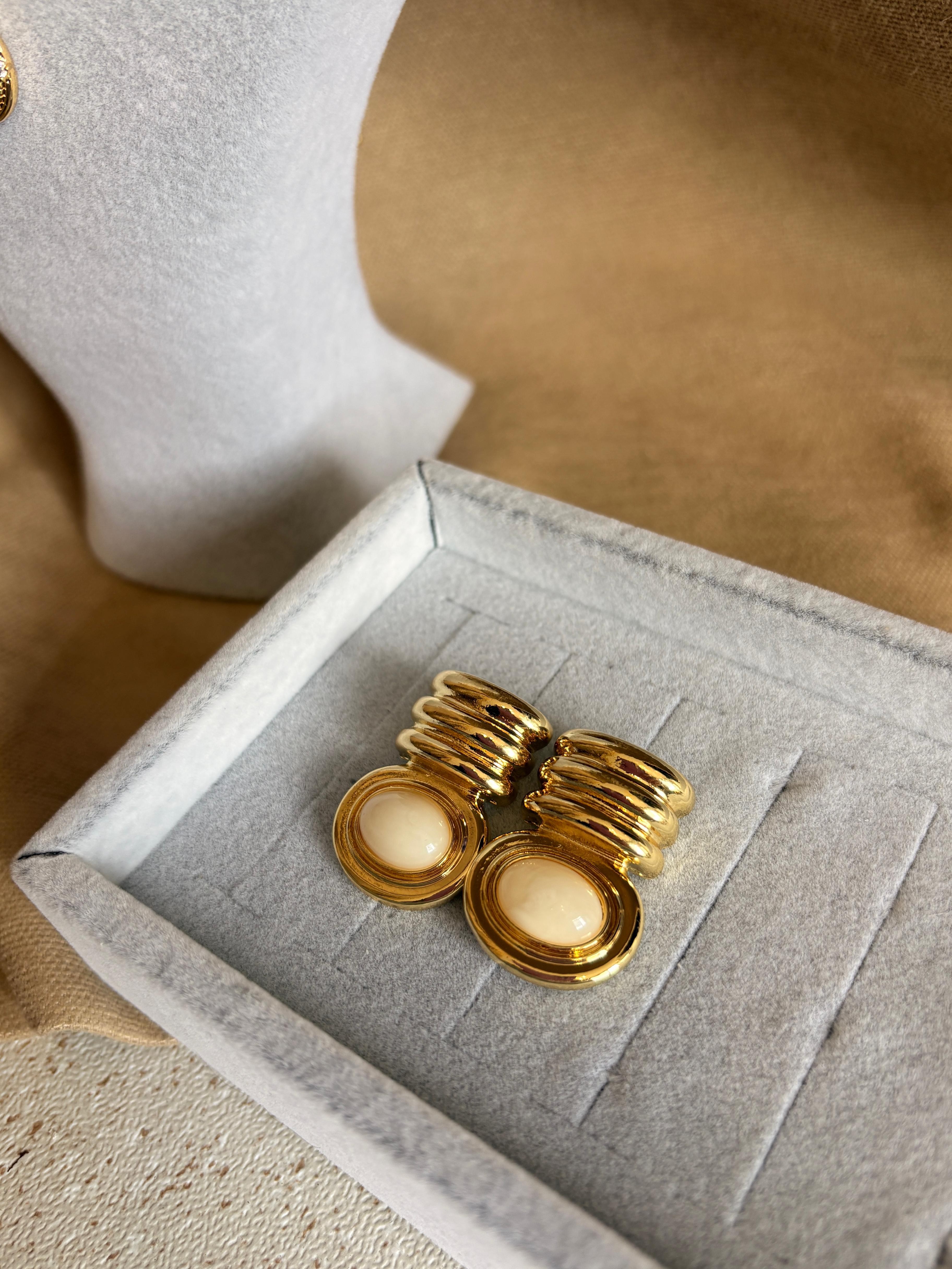 Modern Bombeli Tasarım Krem Taşlı Küpe