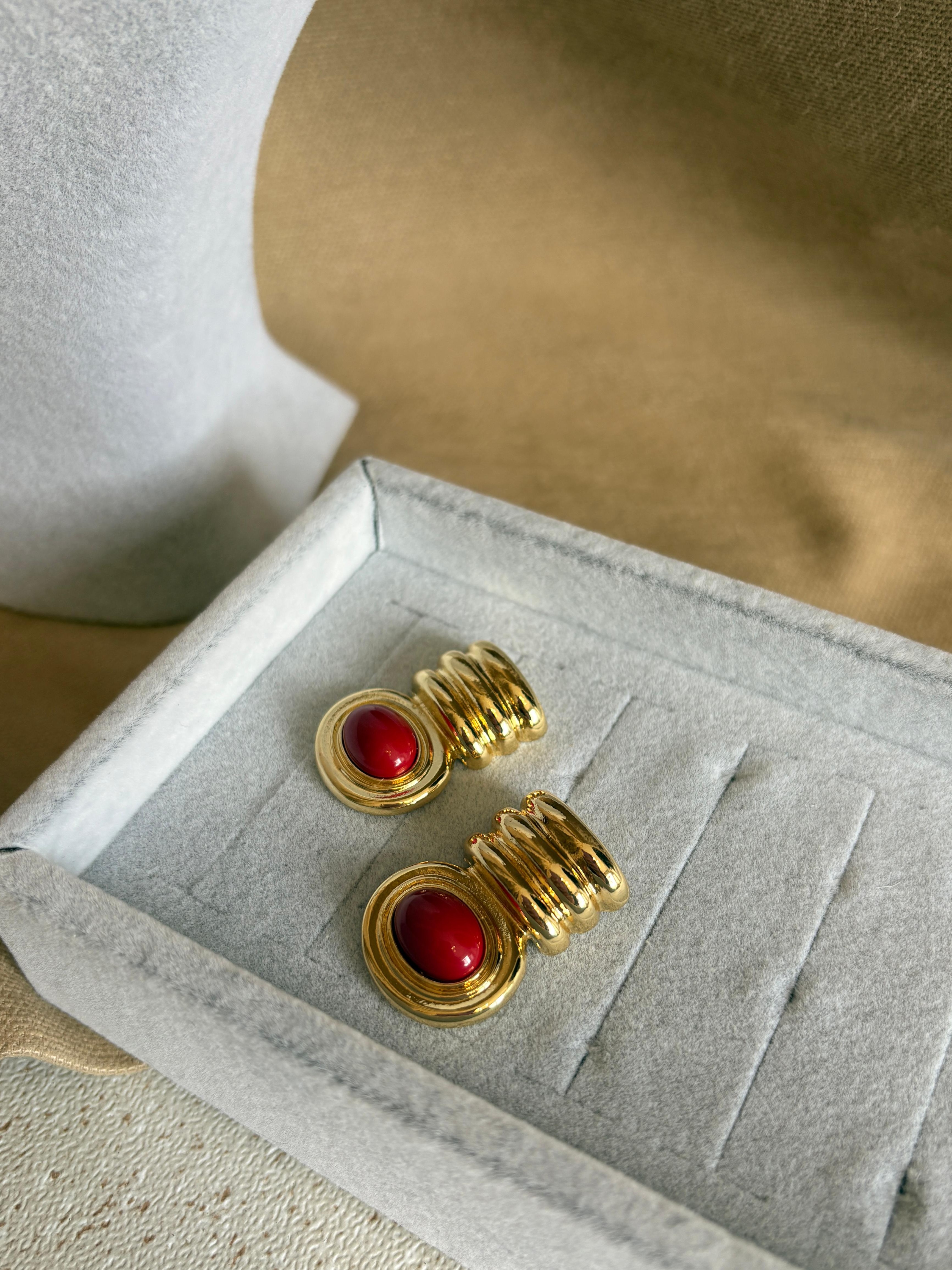 Modern Bombeli Tasarım Kırmızı Taşlı Küpe