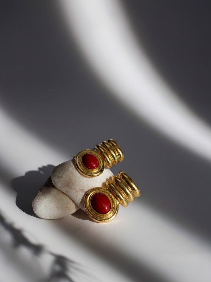 Modern Bombeli Tasarım Kırmızı Taşlı Küpe