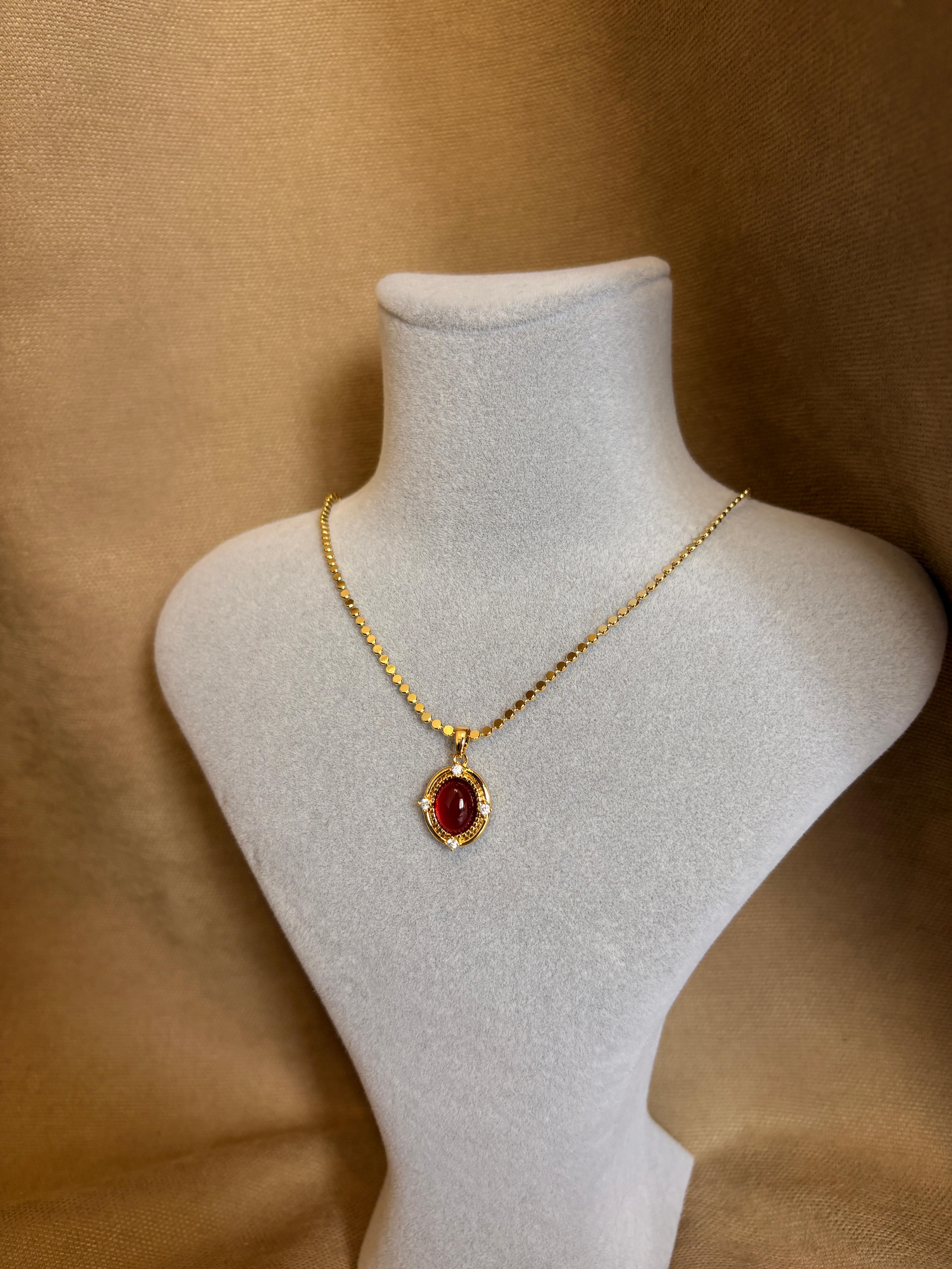Kırmızı Taşlı Oval Kesim Kolye