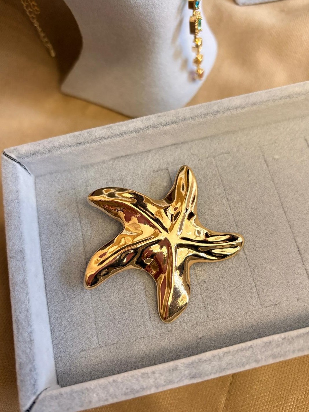 Gold Yıldız Figürlü Broş