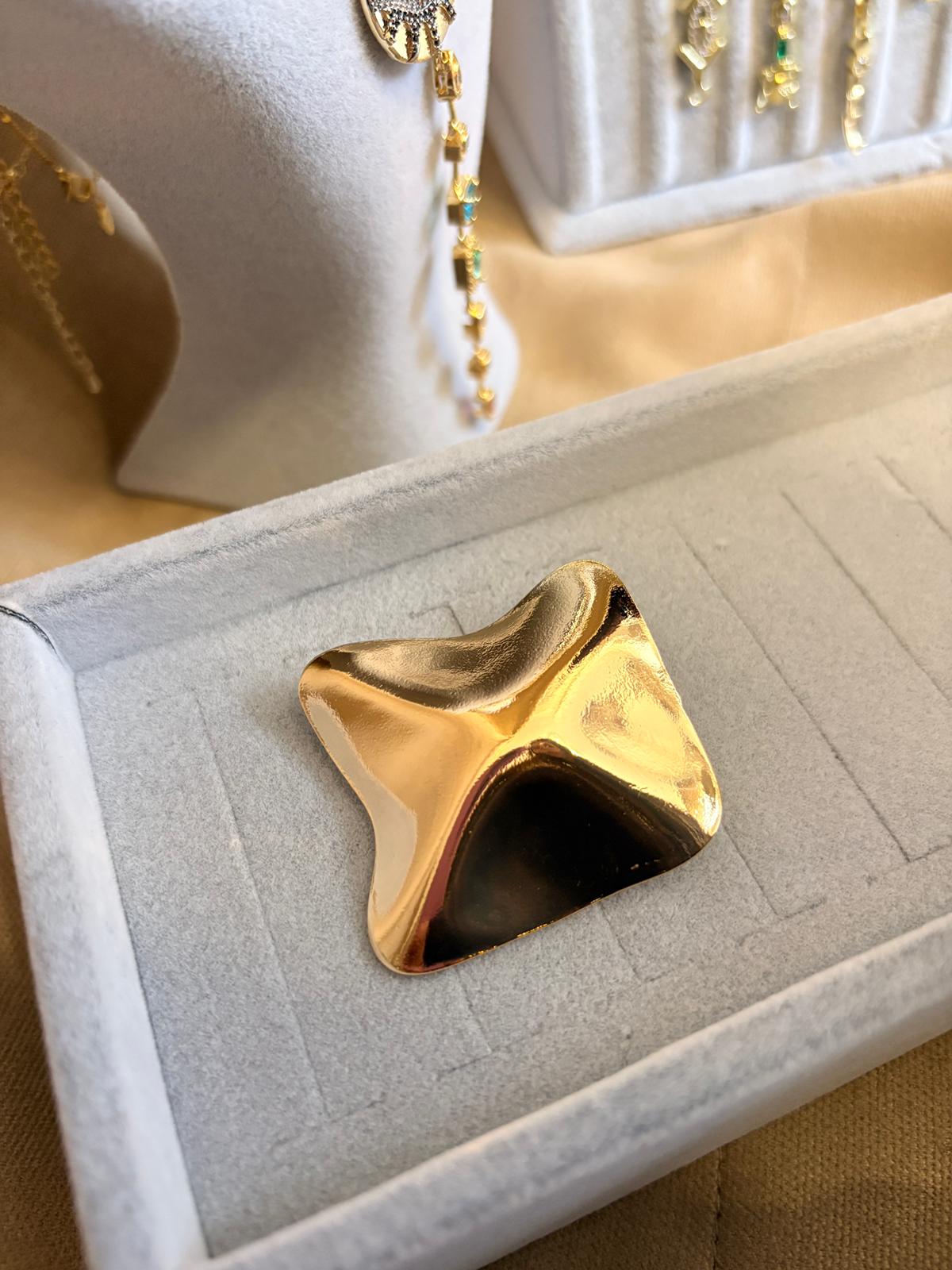 Modern Dinamizm Gold Renk Broş