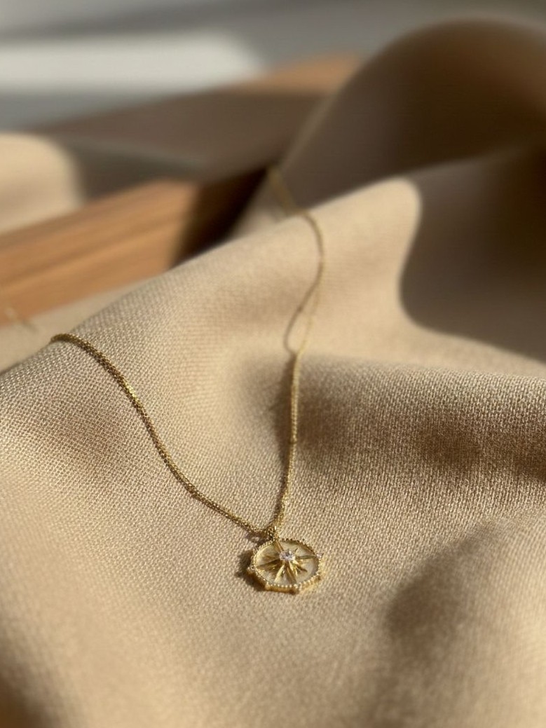 Sedefli Kutup Yıldızı Figürlü Işıltılı Kolye